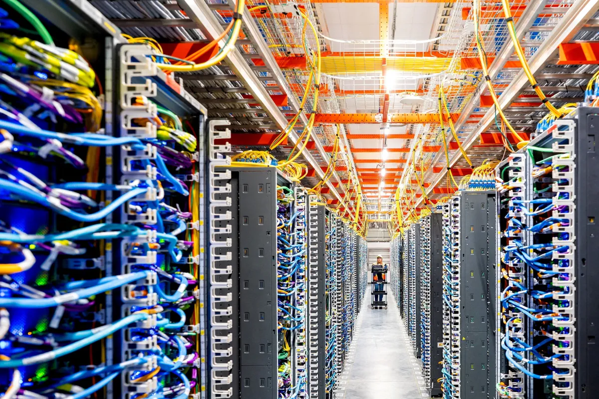 Emirados Árabes Unidos revisam plano para data centers após ataques do Irã